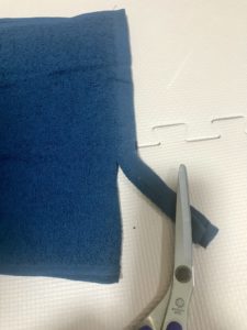タオルの端っこを切る