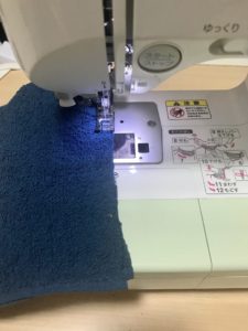 ミシンで縫い進める