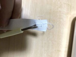 リッパーで穴の間の布を切る