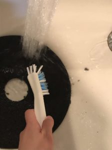 水で流しながら